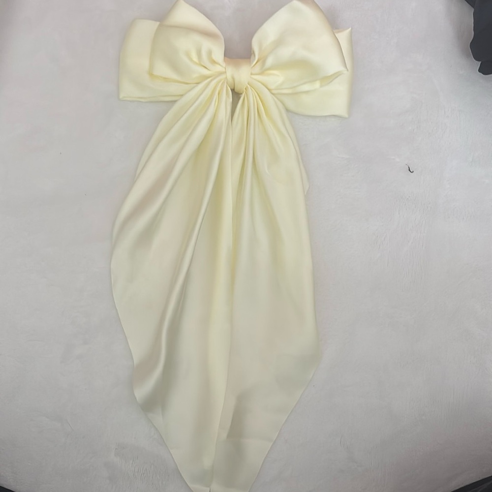 Elegant Cream Bow Hair Accessory